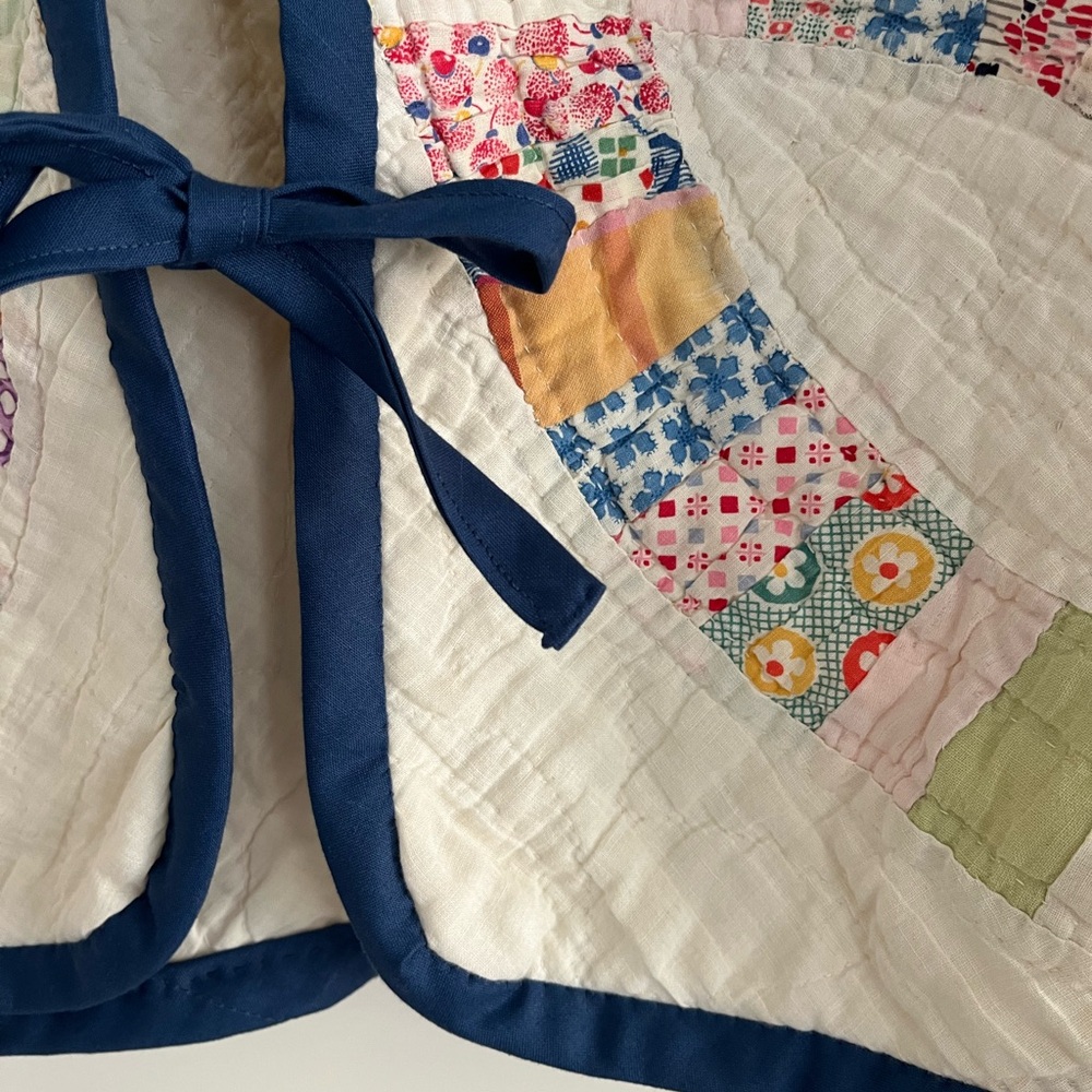 Hand quilted vest made of vintage quilt - Picture 3 of 3